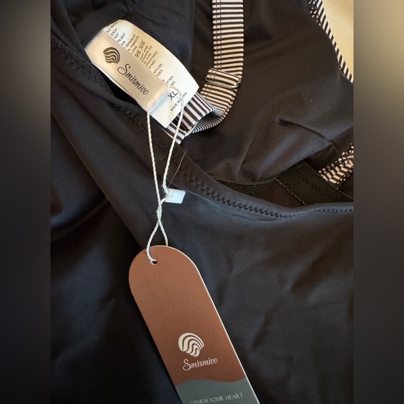 Elegant Black and White Women's One-Piece Swimsuit - Picture 9 of 12